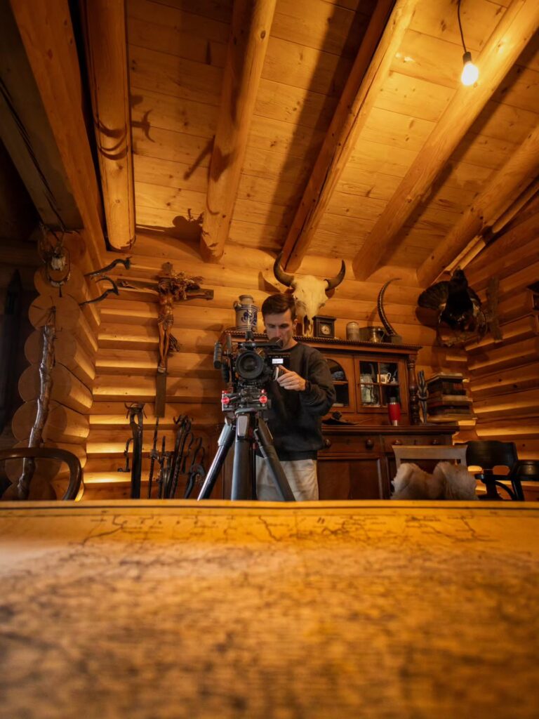 Vom Bundespräsidenten bis zur JVA Bruchsal: Das größte Abenteuer unserer Filmgeschichte. 🎬✨ In den letzten sieben Jahren produzierte ich mit meinem Team von ACHTUNG WIR FILMEN #visiris hunderte von Imagefilmen, YouTube-Videos, Reels und Musikvideos. Bei jedem dieser Projekte gibt es etwas neues zu...
