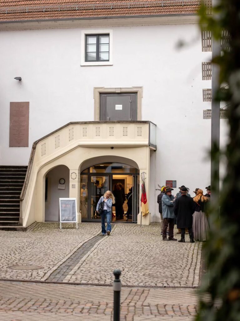 Am Sonntag führten wir den Dokumentarfilm 48/49 dort vor, wo 1847 mit den berühmten 13 Forderungen alles begann - im Offenburger Salmen. Hier begrüßten wir bei einer zweiten Premiere-Vorstellung wieder zahlreiche Menschen, die den Film möglich gemacht haben. Wir freuten uns abermals sehr, die uns...