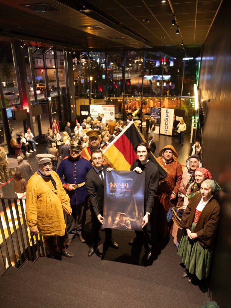 Am Freitag, dem 16.10.2026, feierte „48/49 – Revolution in Baden.“ seine Premiere im Offenburger @forum_cinemas und es war uns eine große Ehre, so viele Mitwirkende in der Freiheitsstadt Offenburg begrüßen zu dürfen. Wir – von @achtungwirfilmen – wollen die Gelegenheit nutzen und uns nach sieben...